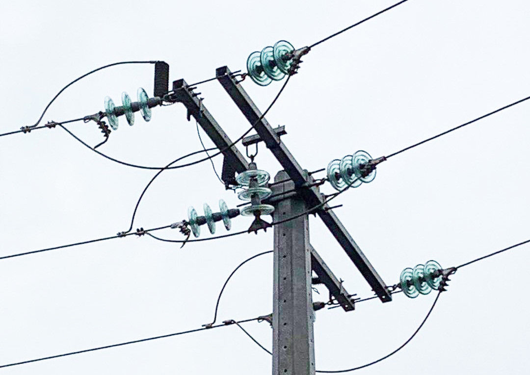 33KV 35KV 10000S একক মেরু কাঠামোর জন্য বিতরণ ক্রসআর্মস অ্যাসেমব্লিগুলি lies